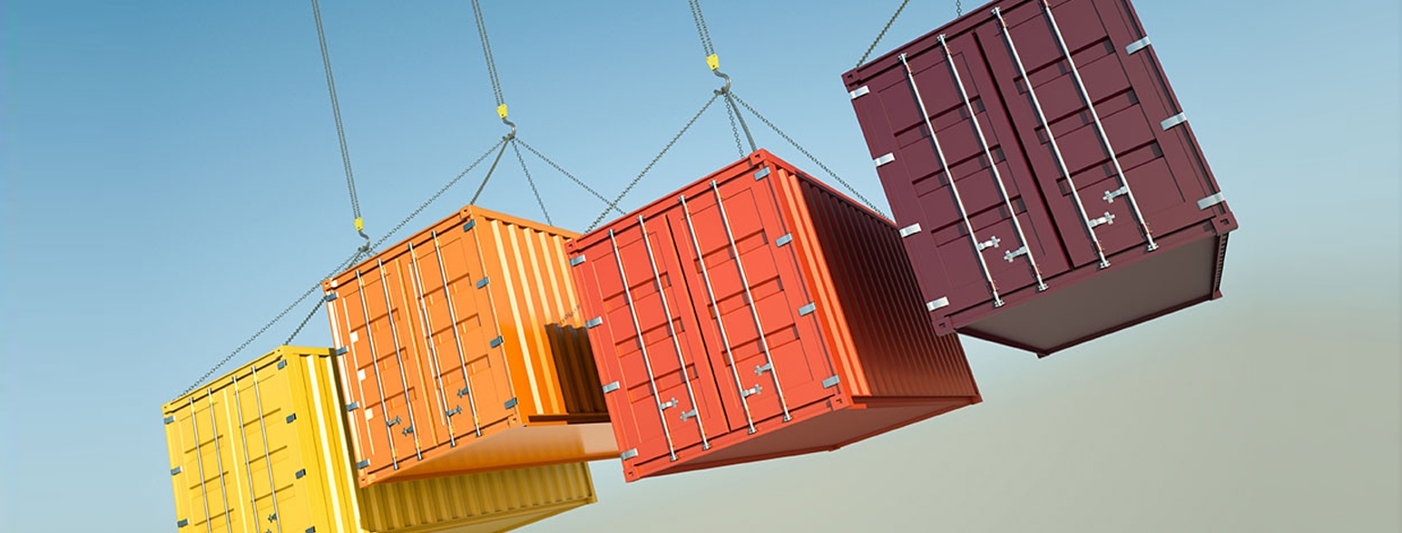 Exportcontainer in verschiedenen Rot und Gelbtönen hängen von Stahlseilen herunter. Im Hintergrund ist ein blauer Himmel zu sehen.