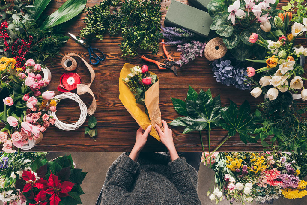 Blumen mit Seidenpapier einwickeln