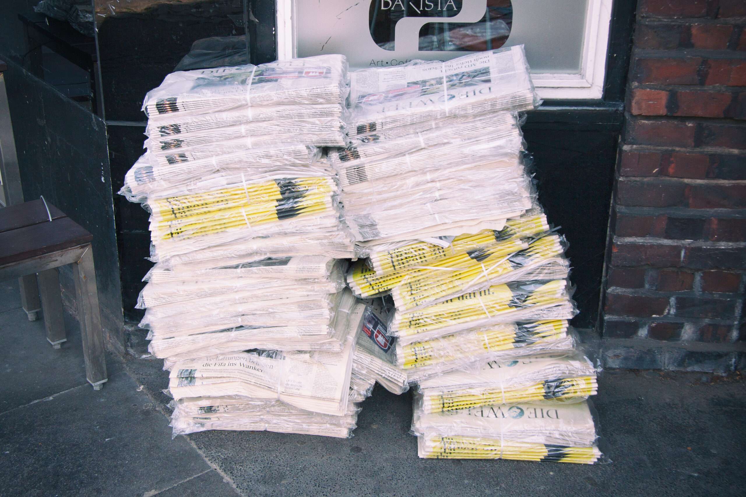 Zeitungen mit Folie verpackt