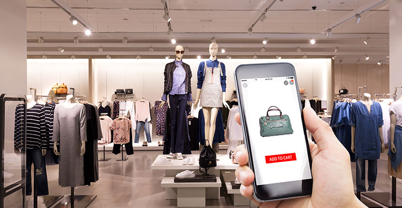 Omnichannel Ansatz im Modehandel - im SHop mit dem Smartphone Informationen zum Kleidungsstück finden