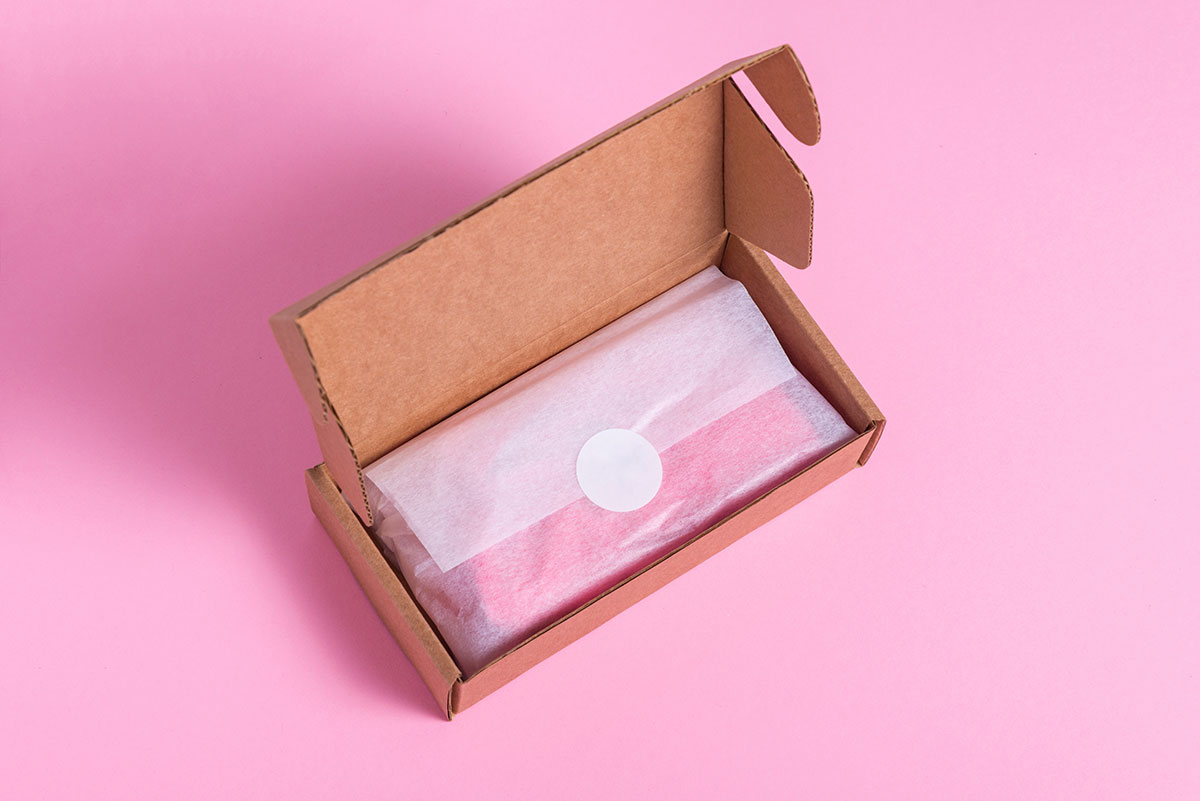 Mit Seidenpapier verpacken Versandkarton